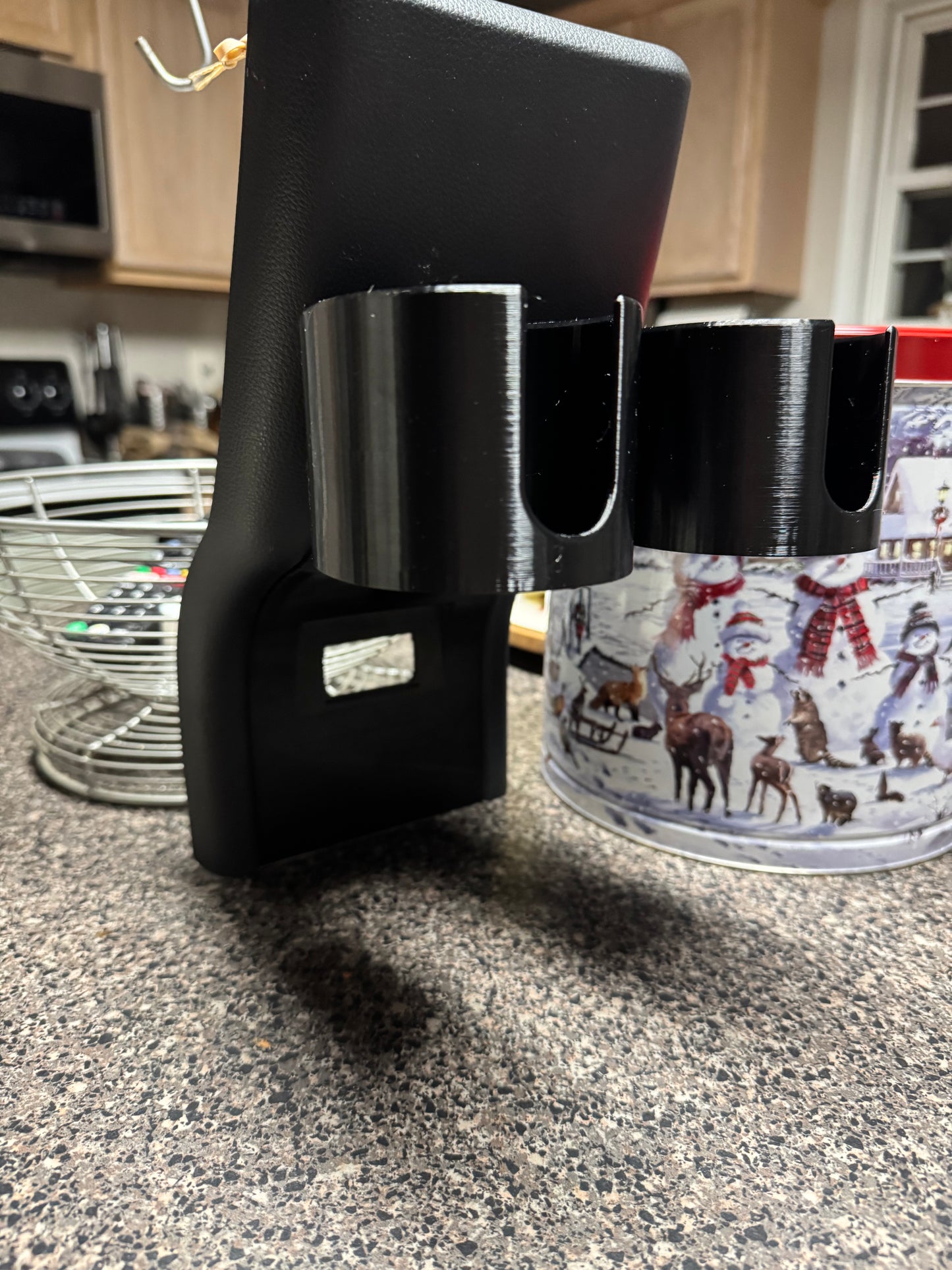 Prius Gen5 (2023+) - rear passenger center consol cup holders