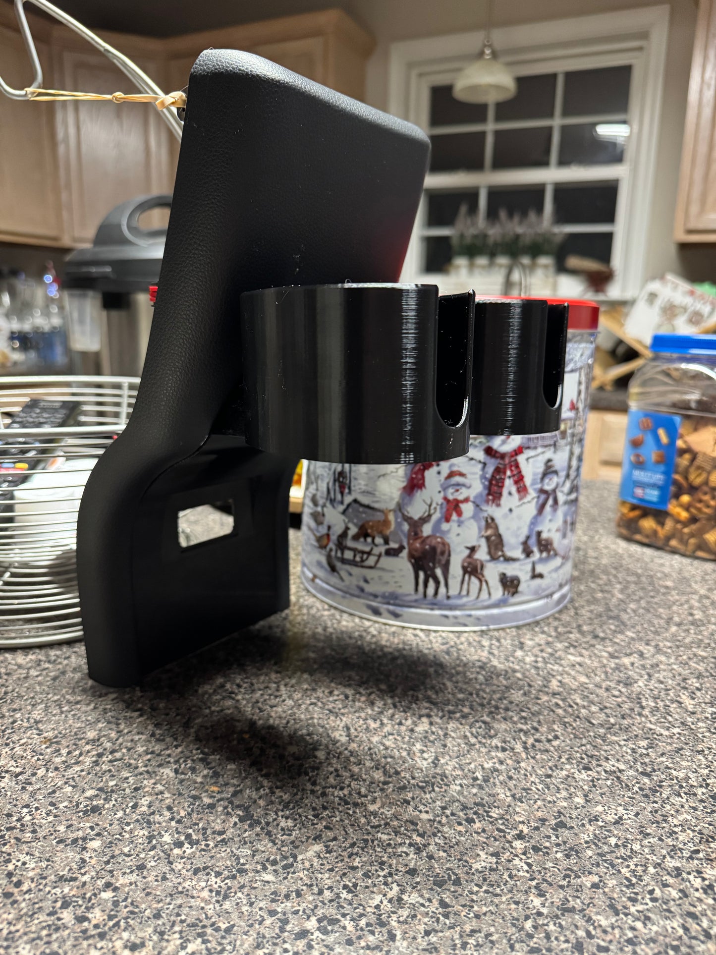 Prius Gen5 (2023+) - rear passenger center consol cup holders