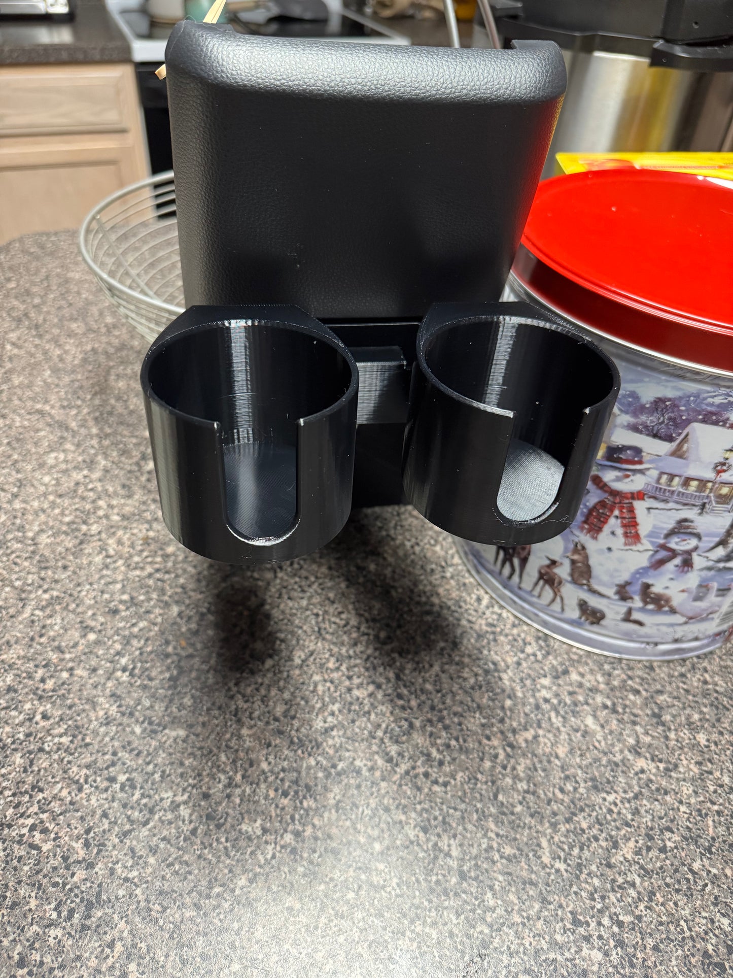 Prius Gen5 (2023+) - rear passenger center consol cup holders