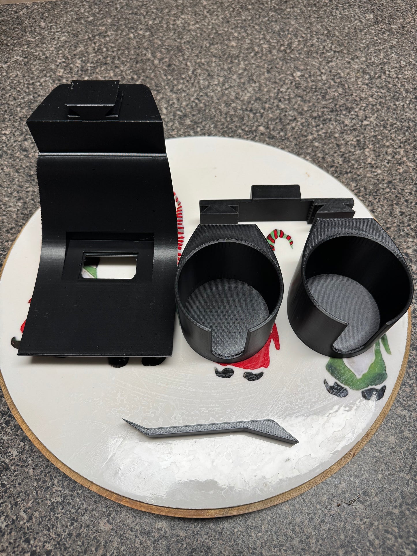 Prius LE Gen5 (2023+) - rear passenger center consol cup holders